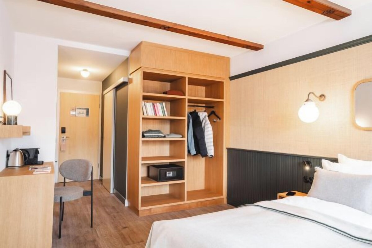 Premium bedding, in-room safe, desk, blackout drapes