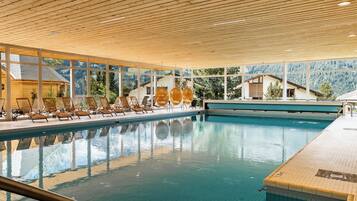 Piscina coperta, con ingresso dalle 07:00 alle 22:30, lettini