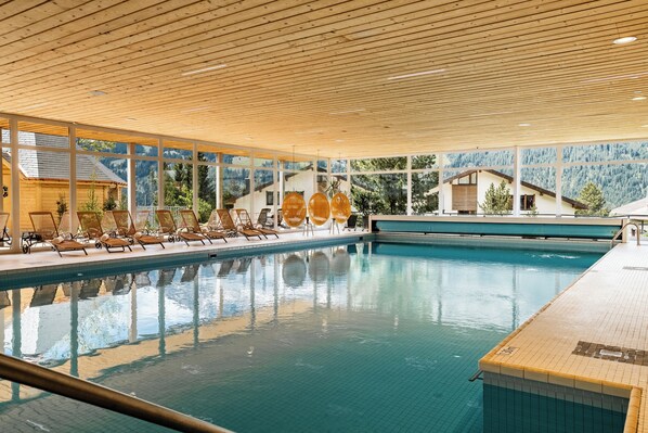 Alberca techada, acceso de 07:00 a 22:30, y camastros 