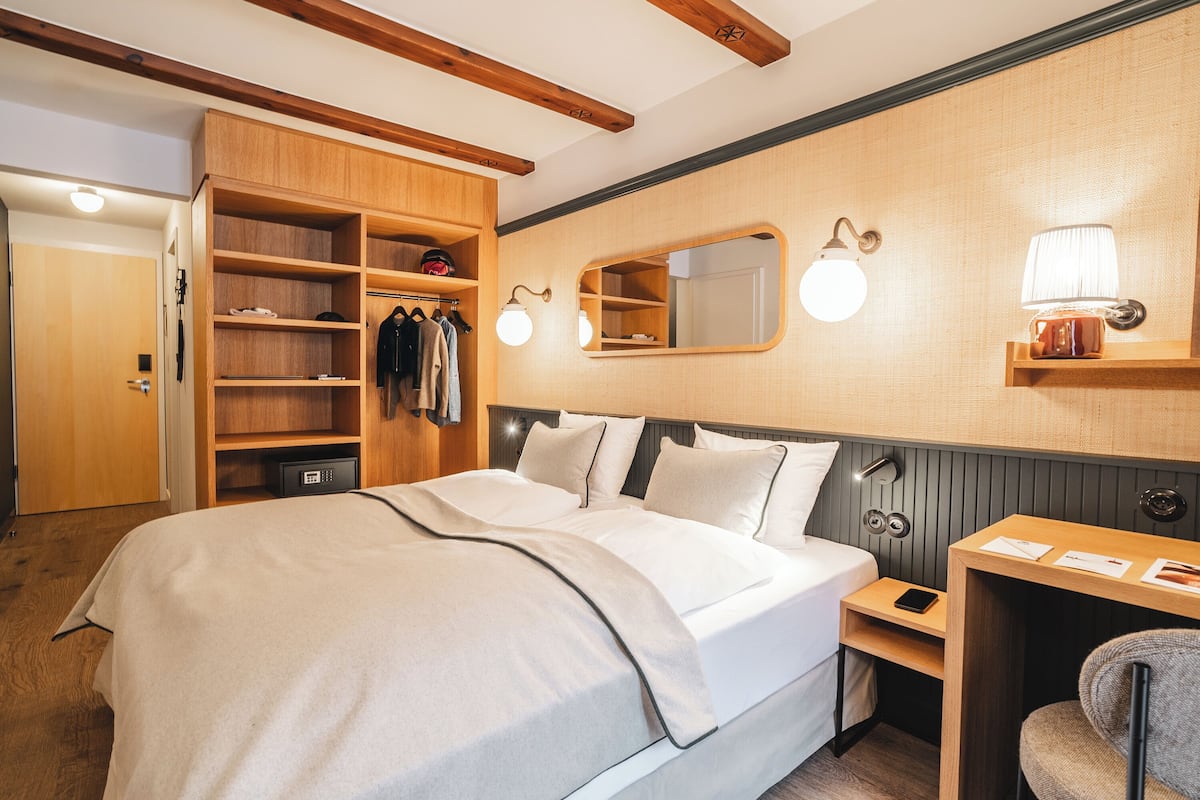 1 bedroom, premium bedding, in-room safe, desk