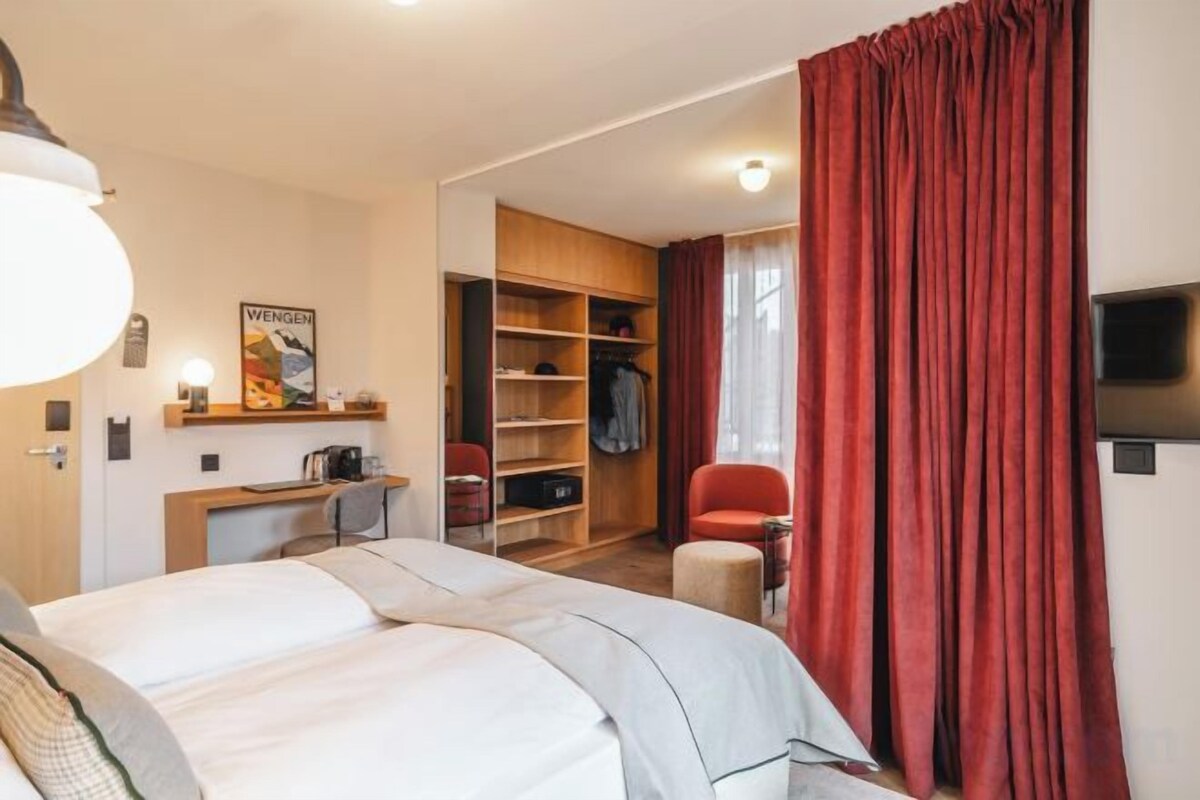 Ropa de cama de alta calidad, caja fuerte, escritorio y cortinas opacas
