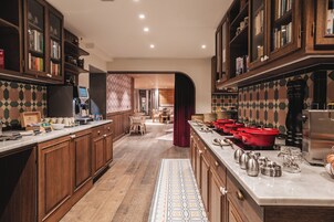 Daily buffet breakfast (CHF 28 per person)