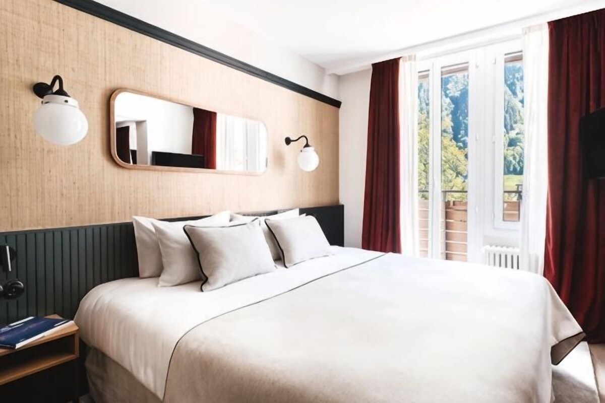 Premium bedding, in-room safe, desk, blackout drapes