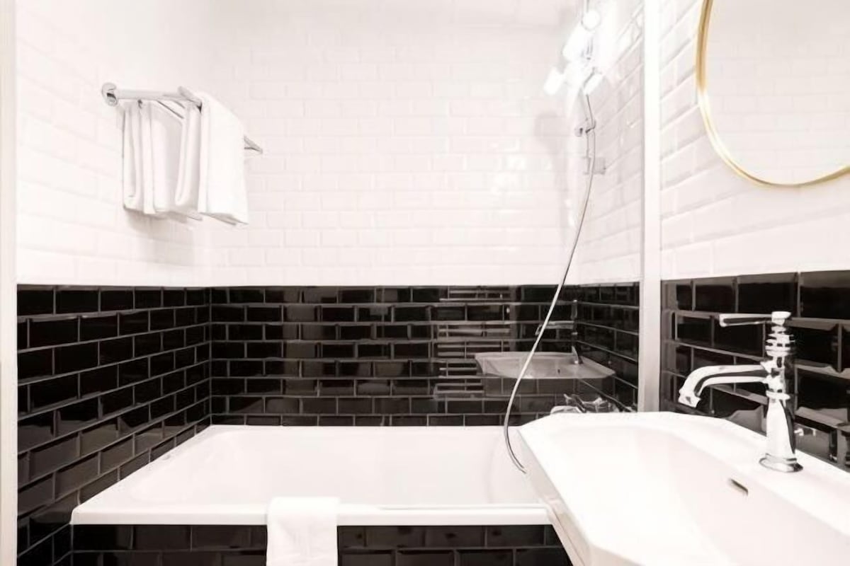 Badkamer | Gratis toiletartikelen, een haardroger, badjassen, pantoffels
