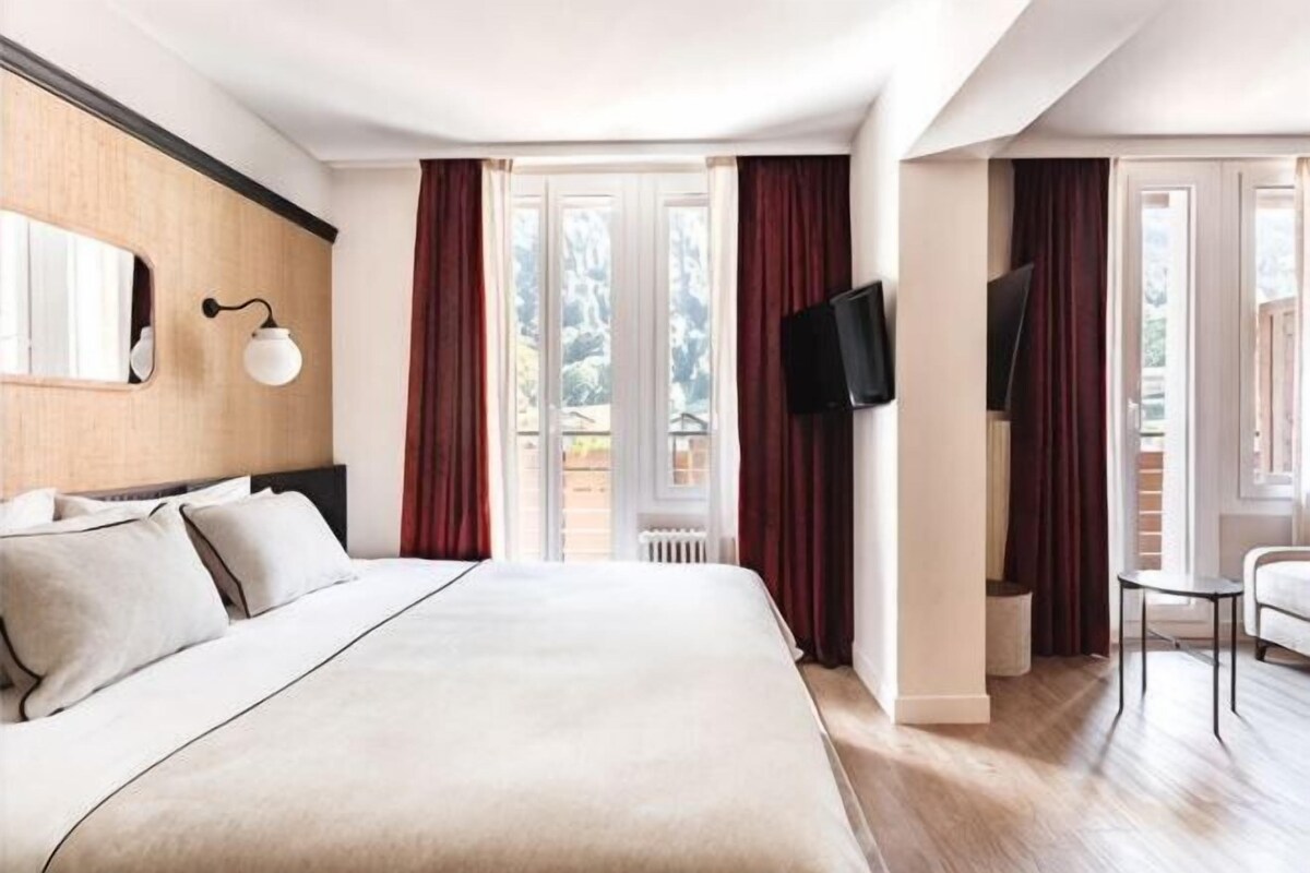 Premium bedding, in-room safe, desk, blackout drapes