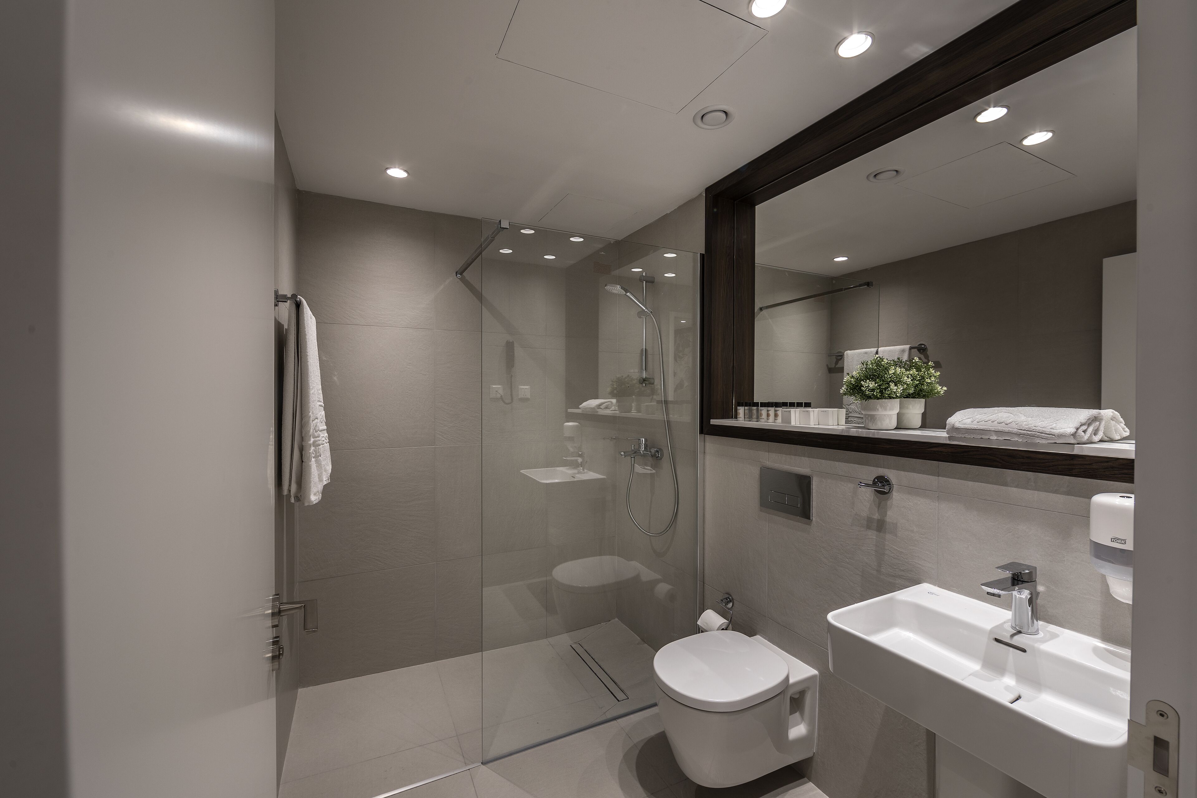 business apartment, 1 bedroom, ground floor | bathroom | shower, rainfall showerhead, free toiletries, hair dryer