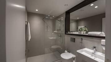 Business Apartment, 1 Bedroom, Ground Floor | Bathroom | Shower, rainfall showerhead, free toiletries, hair dryer