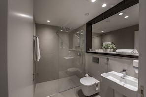 Business Apartment, 1 Bedroom, Ground Floor | Bathroom | Shower, rainfall showerhead, free toiletries, hair dryer