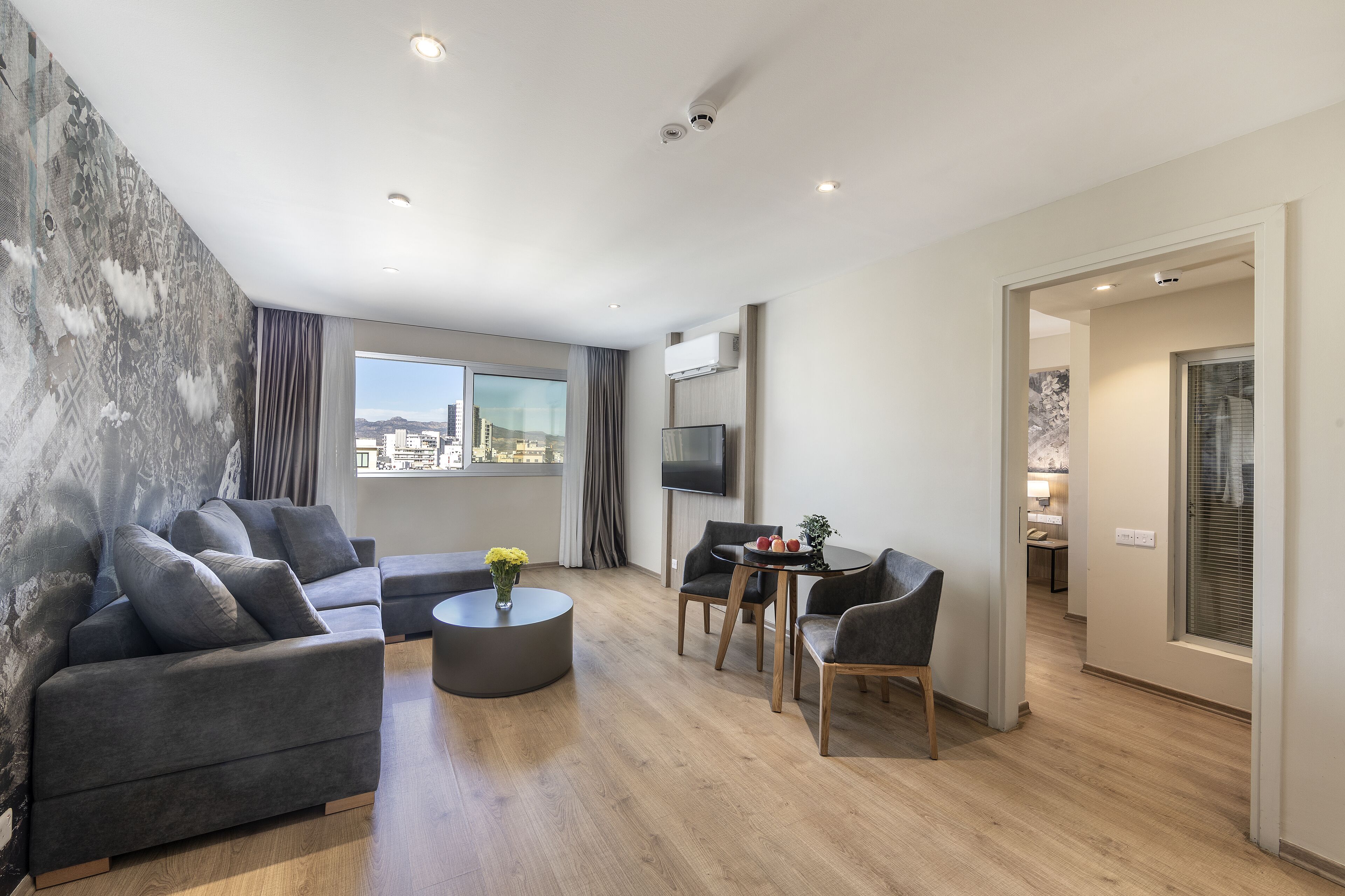 deluxe suite, 1 queen bed | city view