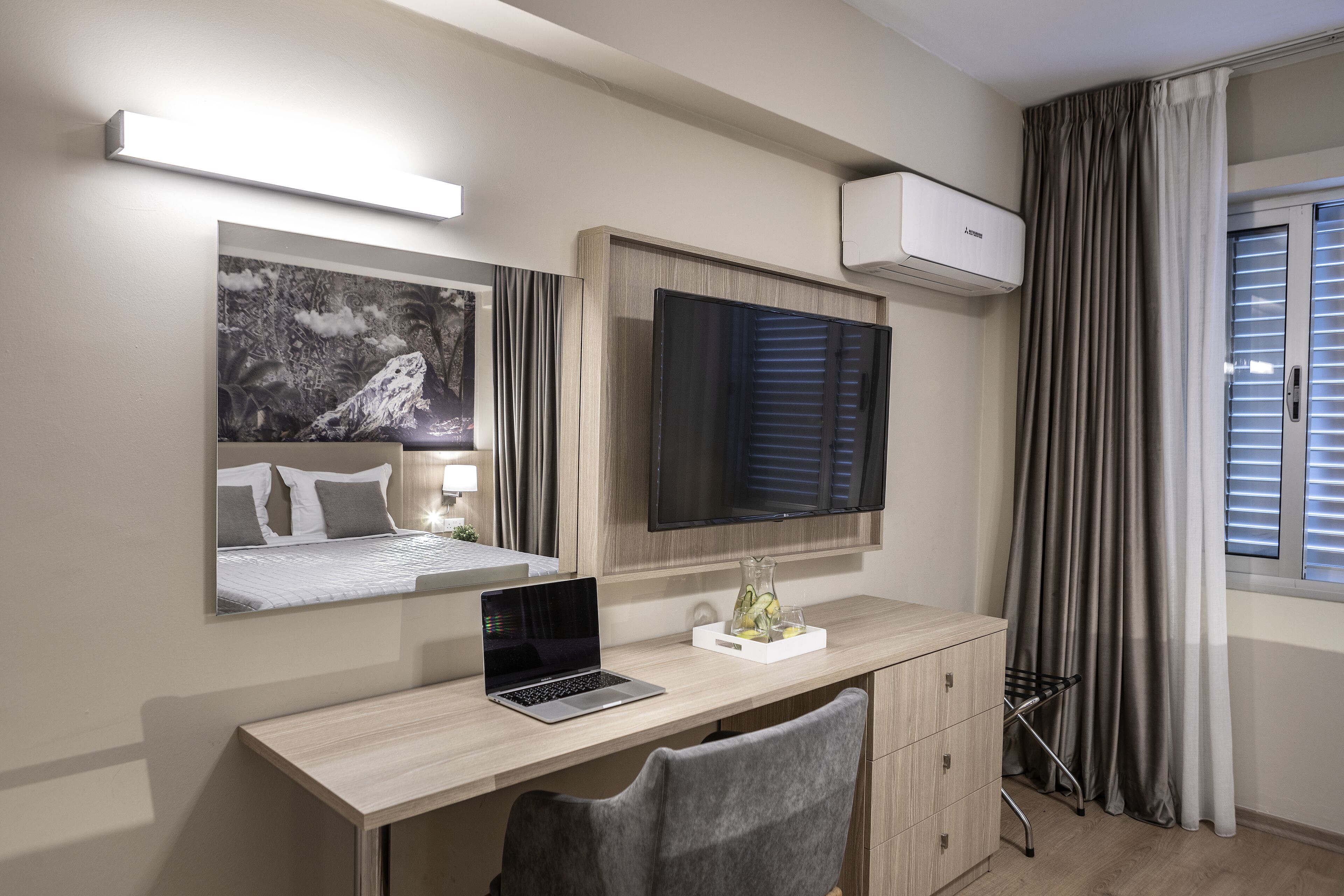 deluxe suite, 1 queen bed | television