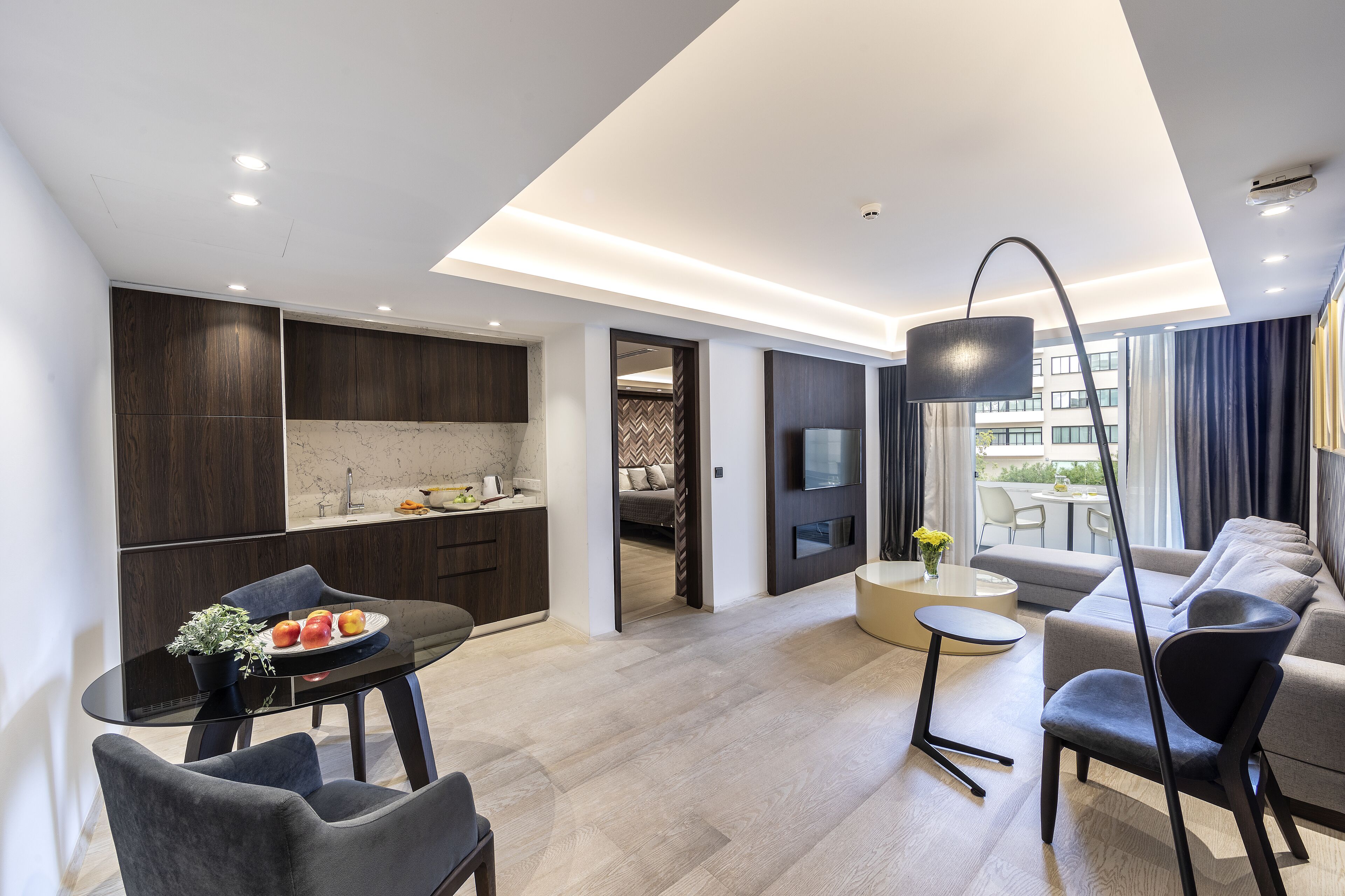 Suite Deluxe, 1 très grand lit | Coin séjour | Télévision de 43 pouces avec chaînes par satellite, Netflix