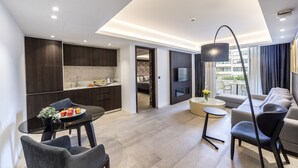 Un espace de vie moderne comprenant une cuisine, un coin repas et un espace détente.