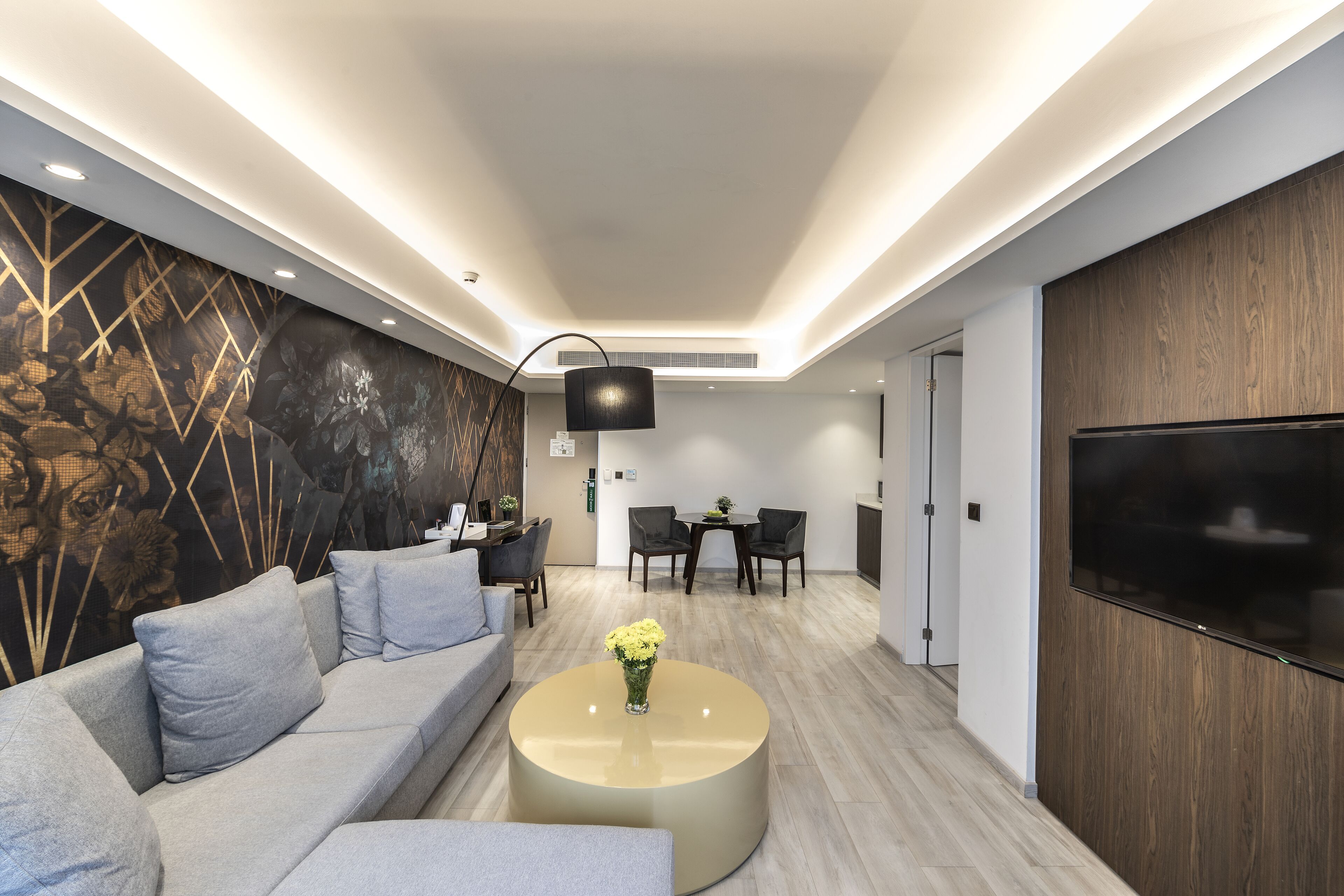 Family Suite | Living area | 43-inch TV with satellite channels, Netflix