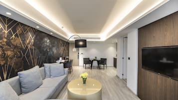 Family Suite | Living area | 43-inch TV with satellite channels, Netflix