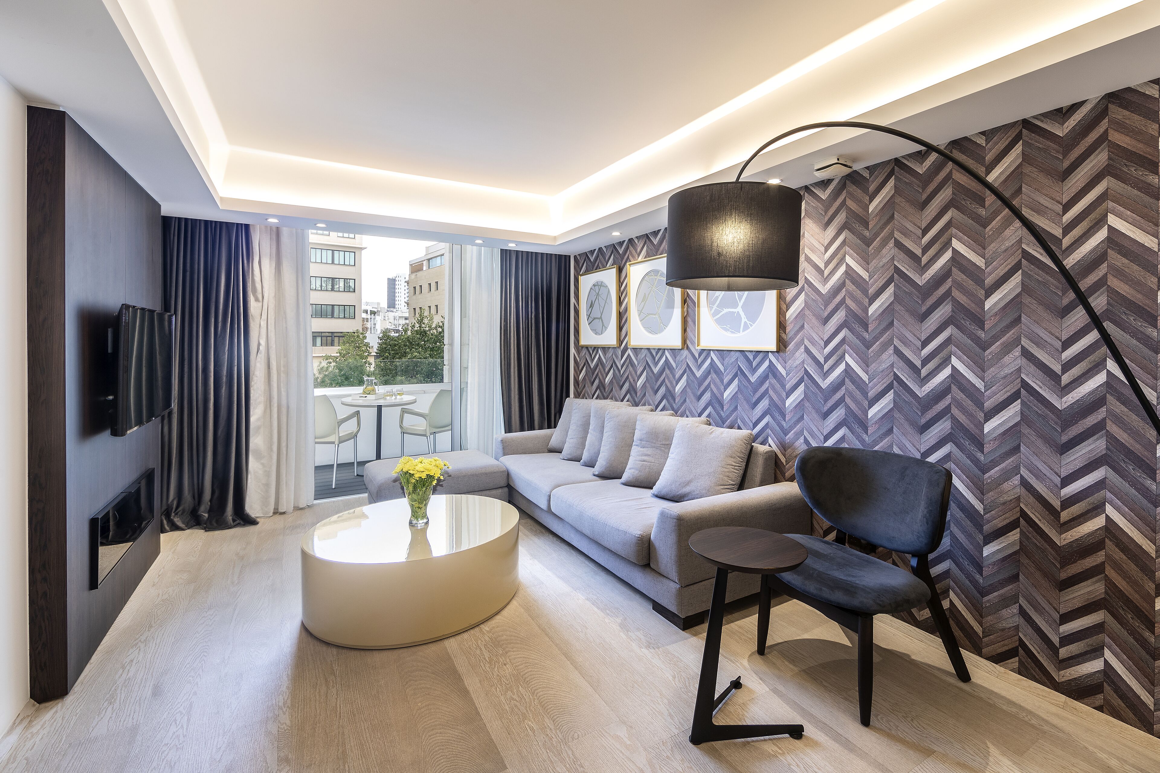 디럭스 스위트, 킹사이즈침대 1개 | 거실 공간 | 위성 채널 시청이 가능한 43인치 TV, 넷플릭스