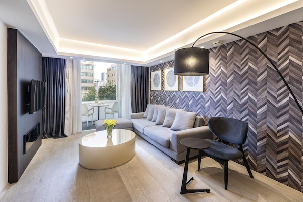 Svit Deluxe - 1 kingsize-säng | Vardagsrum | 43-tums tv med satellitkanaler och Netflix