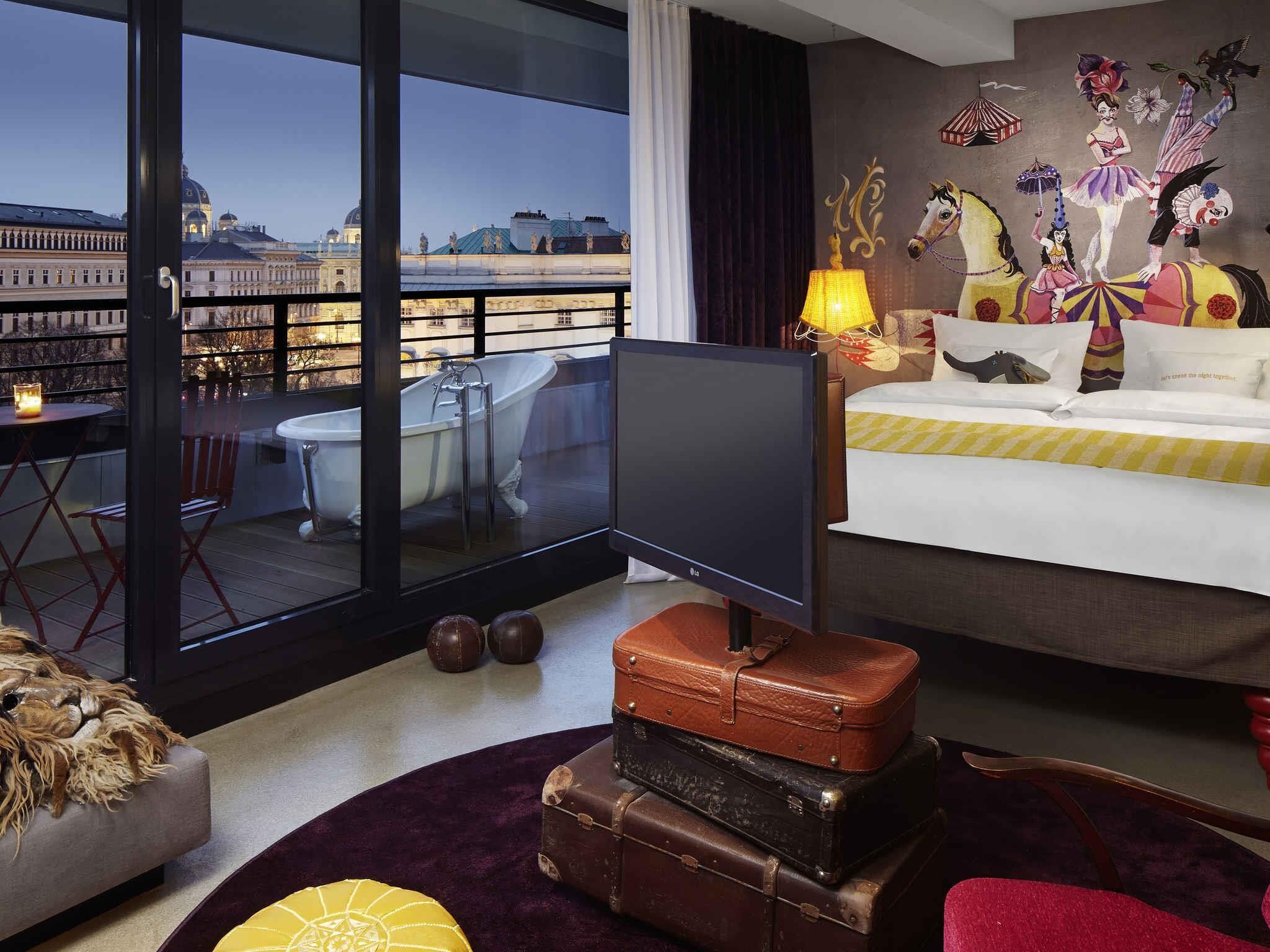 Ropa de cama de alta calidad, cubrecamas y minibar 