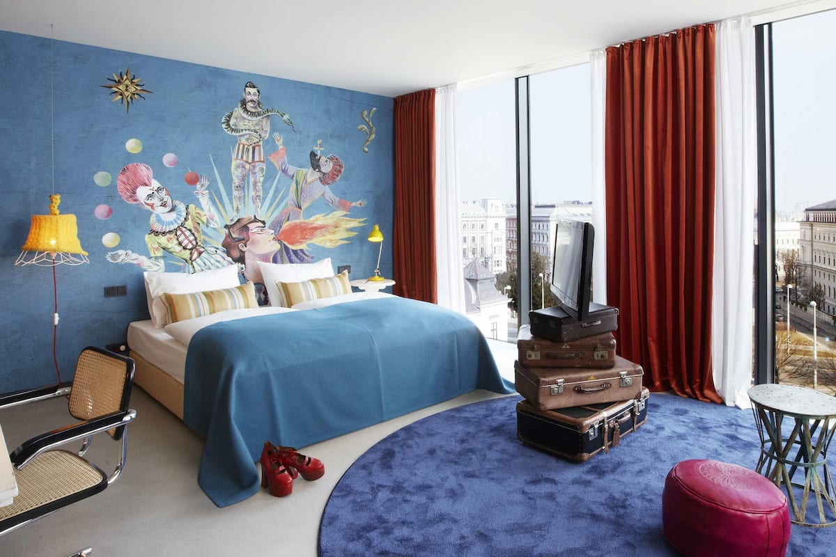 Ropa de cama de alta calidad, cubrecamas y minibar