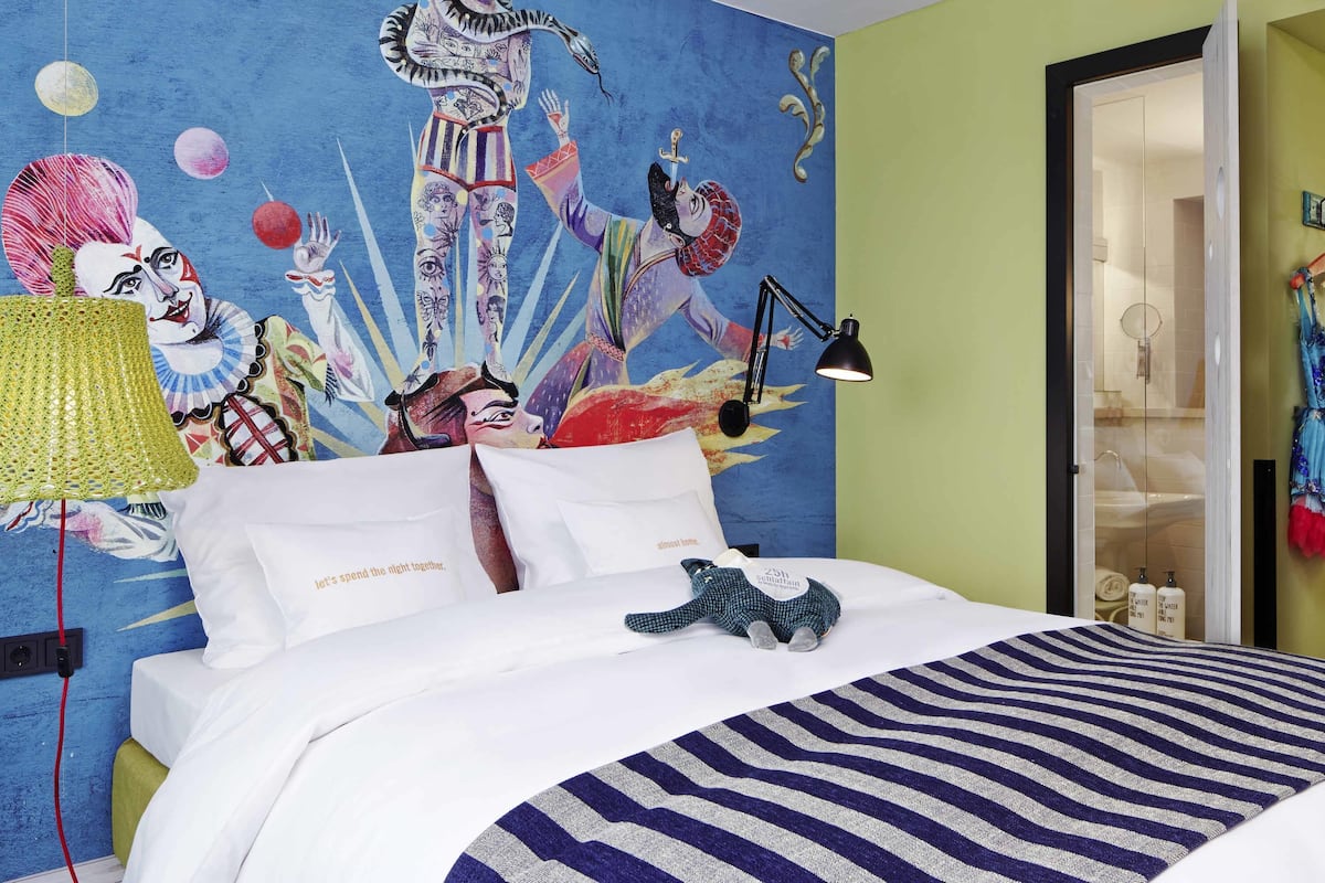 Ropa de cama de alta calidad, cubrecamas y minibar