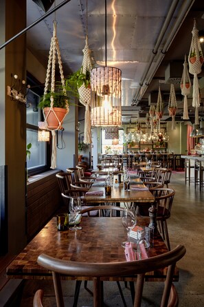 2 restaurants, serveren ontbijt, lunch, diner, Italiaanse gerechten