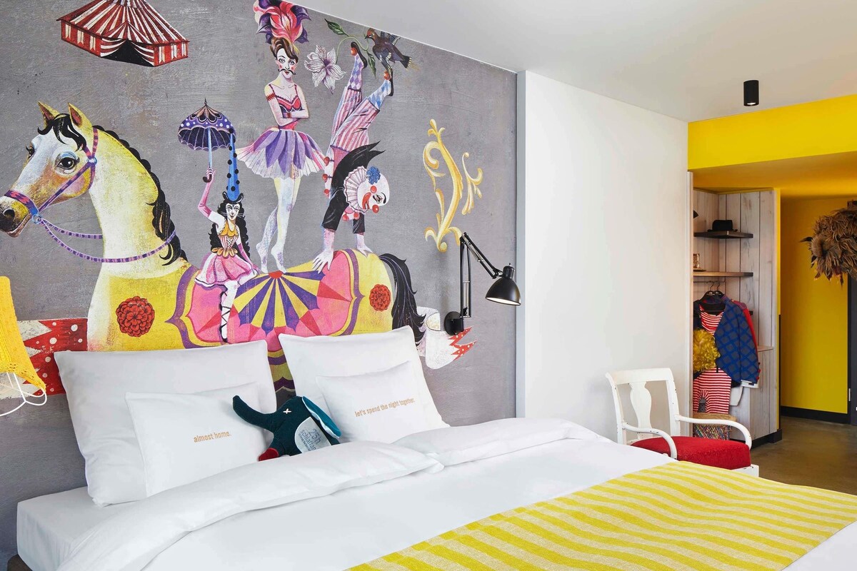 Premium bedding, down comforters, minibar, in-room safe