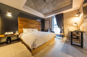 Quarto casal superluxo, 1 cama Queen | Roupas de cama premium, edredons de pluma, frigobar