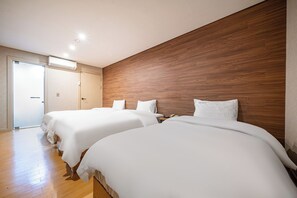 Habitación familiar, 3 camas individuales | Ropa de cama de alta calidad, edredones de plumas, minibar