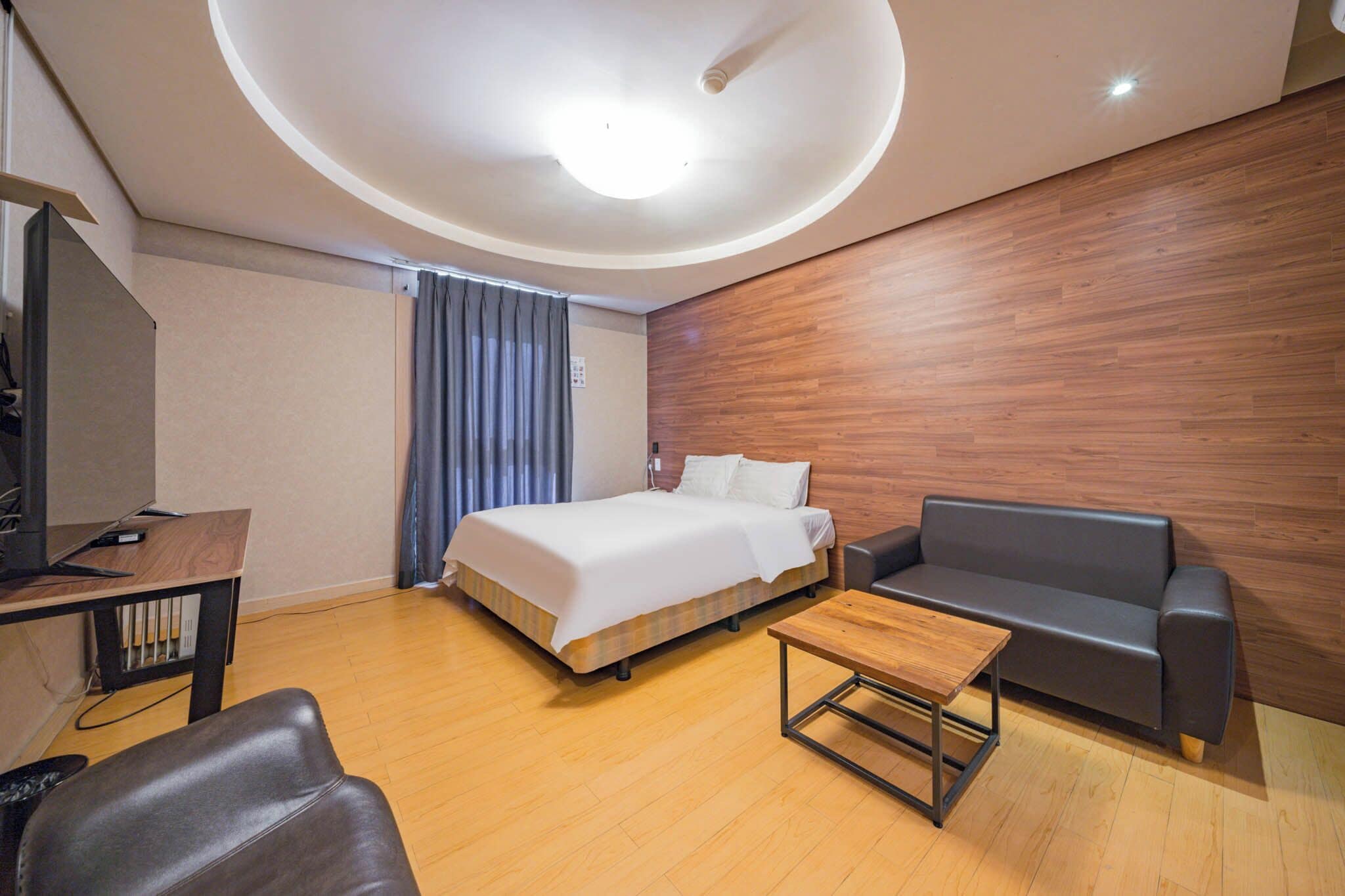 Business Deluxe Room | 고급 침구, 오리/거위털 이불, 미니바, 각 각 다르게 가구 비치