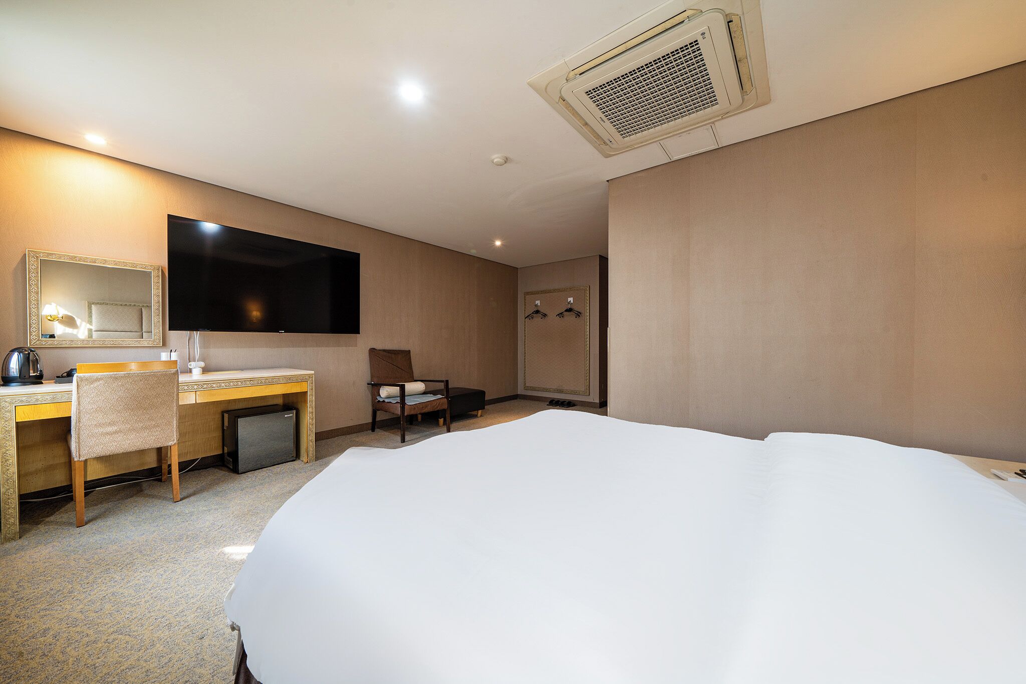 Business Deluxe Room | Living area | Heated floors, printers