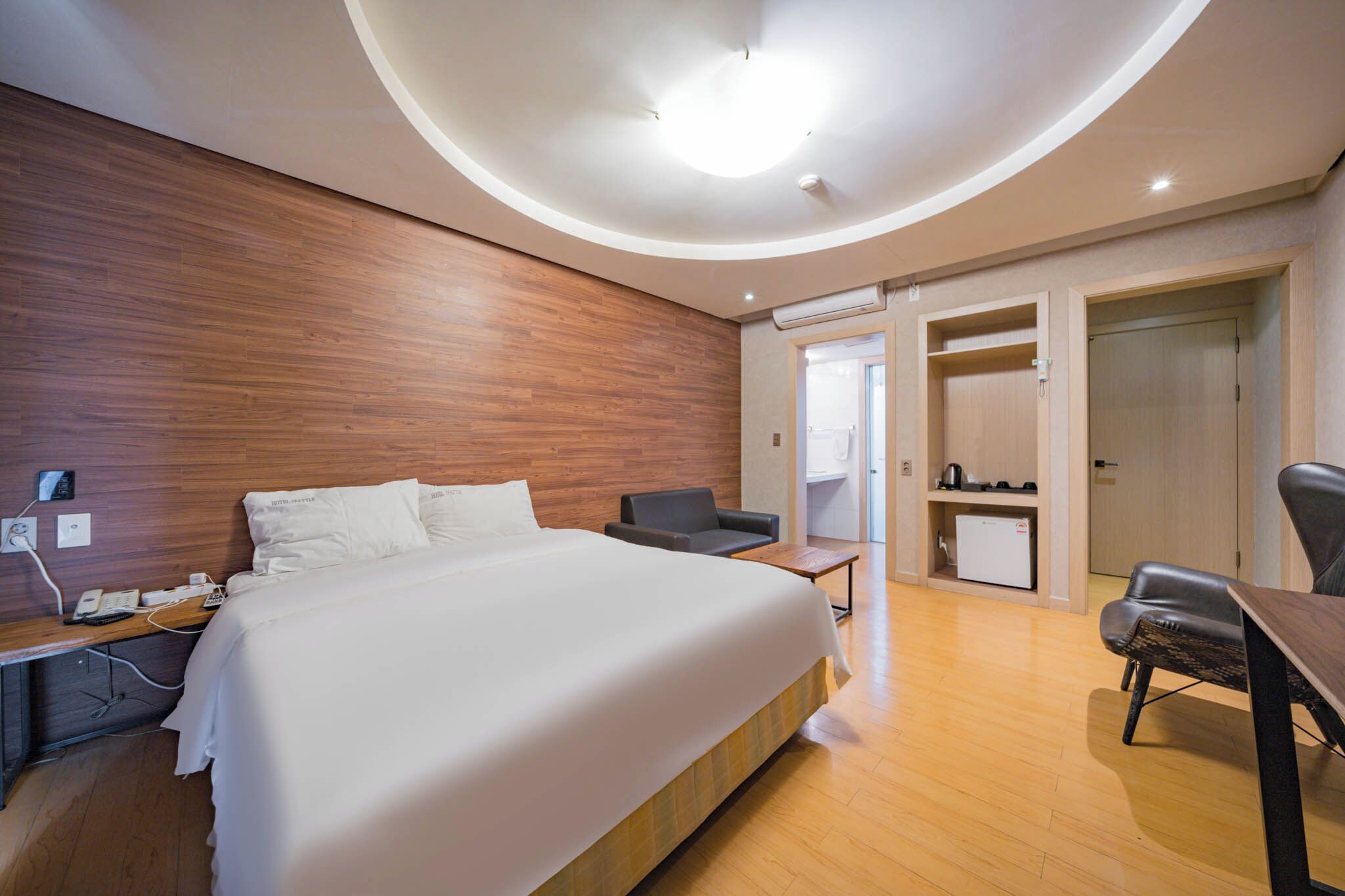 Business Deluxe Room | Premium bedding, down duvets, minibar, individually furnished