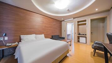 Business Deluxe Room | Premium-sengetøj, dundyner, minibar, individuel indretning