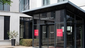 Das Leonardo Hotel mit großen Glasfenstern und modernem Design.