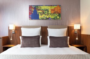 Roupas de cama antialérgicas, cofres nos quartos, escrivaninha