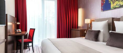 Comfort room | Hypo-allergenic bedding, in-room safe, desk, blackout curtains