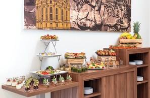 Un buffet avec divers plats et boissons disposés sur des étagères en bois.