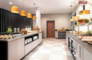 Tägliches Frühstücksbuffet (16 EUR pro Person)