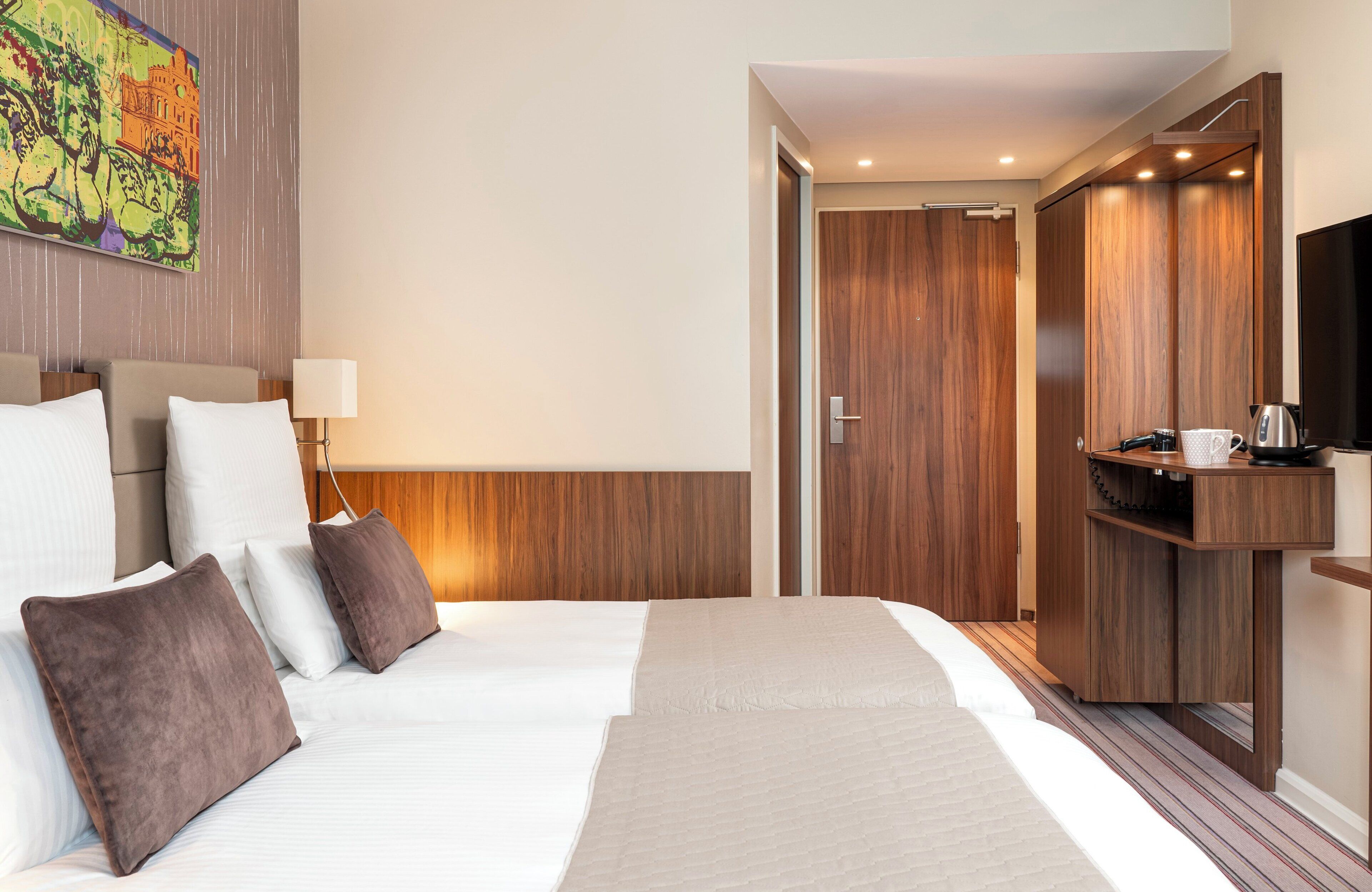 저자극성 침구, 객실 내 금고, 책상, 암막 커튼