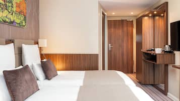 Ropa de cama hipoalergénica, caja fuerte, escritorio y cortinas opacas