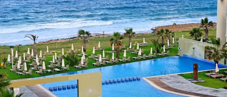 Piscine couverte, piscine extérieure, parasols de plage, chaises longues