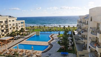 Sisäuima-allas, ulkouima-allas, aurinkovarjoja, aurinkotuoleja