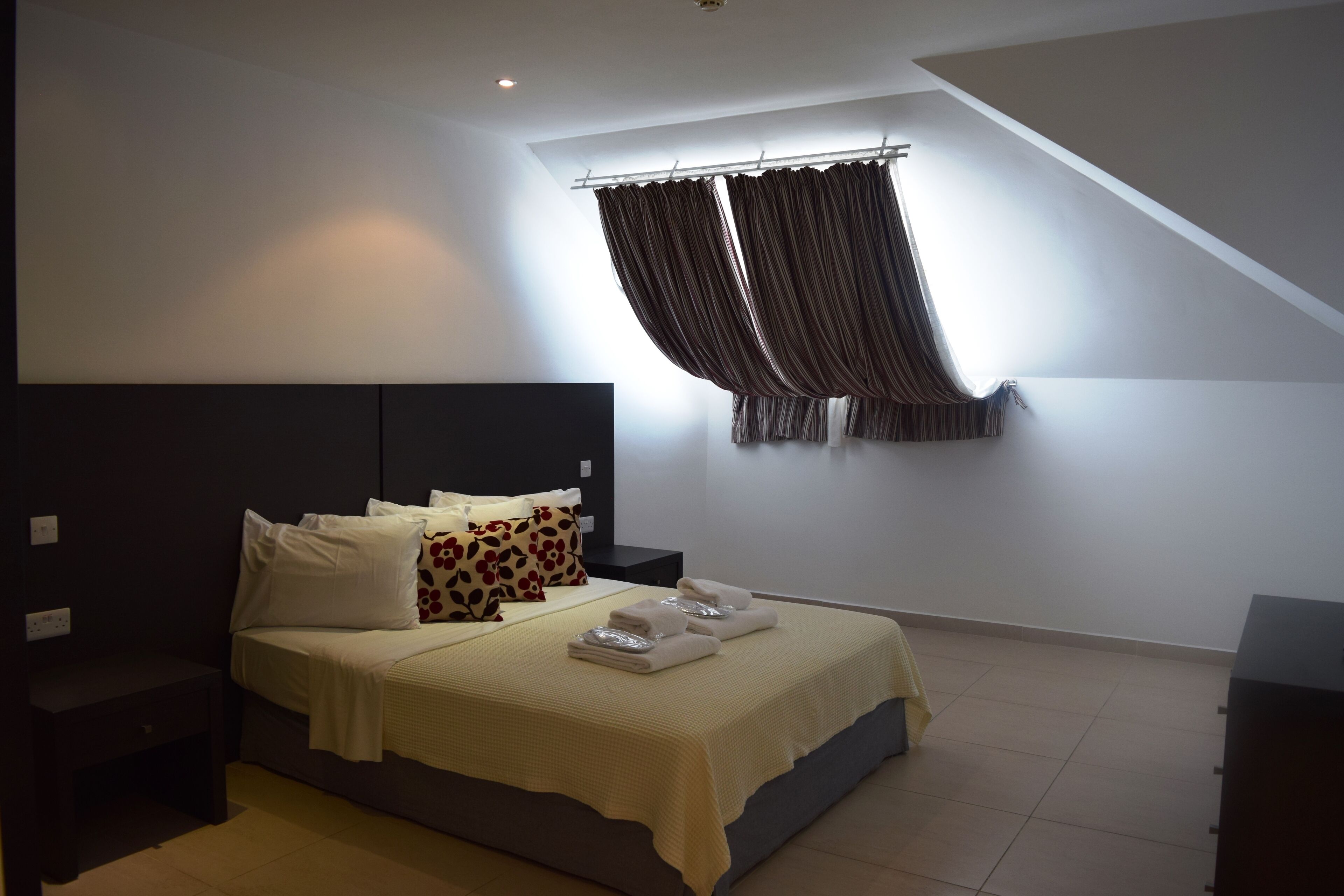 Suite, 3 dormitoris, balcó, vistes al mar | Caixa forta a l'habitació, cortines opaques i planxa i posts de planxar 