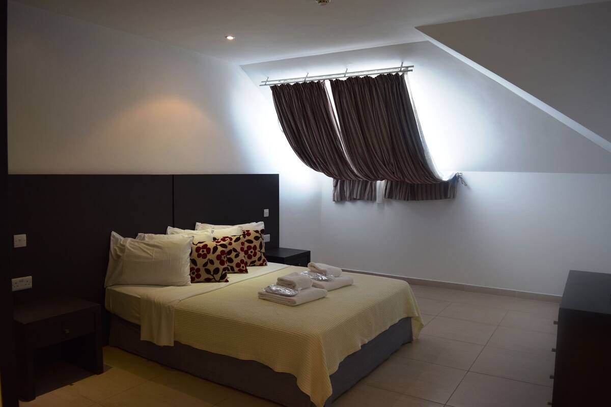 Suite, 3 habitaciones, balcón, vista al mar | Caja de seguridad en la habitación y cortinas blackout