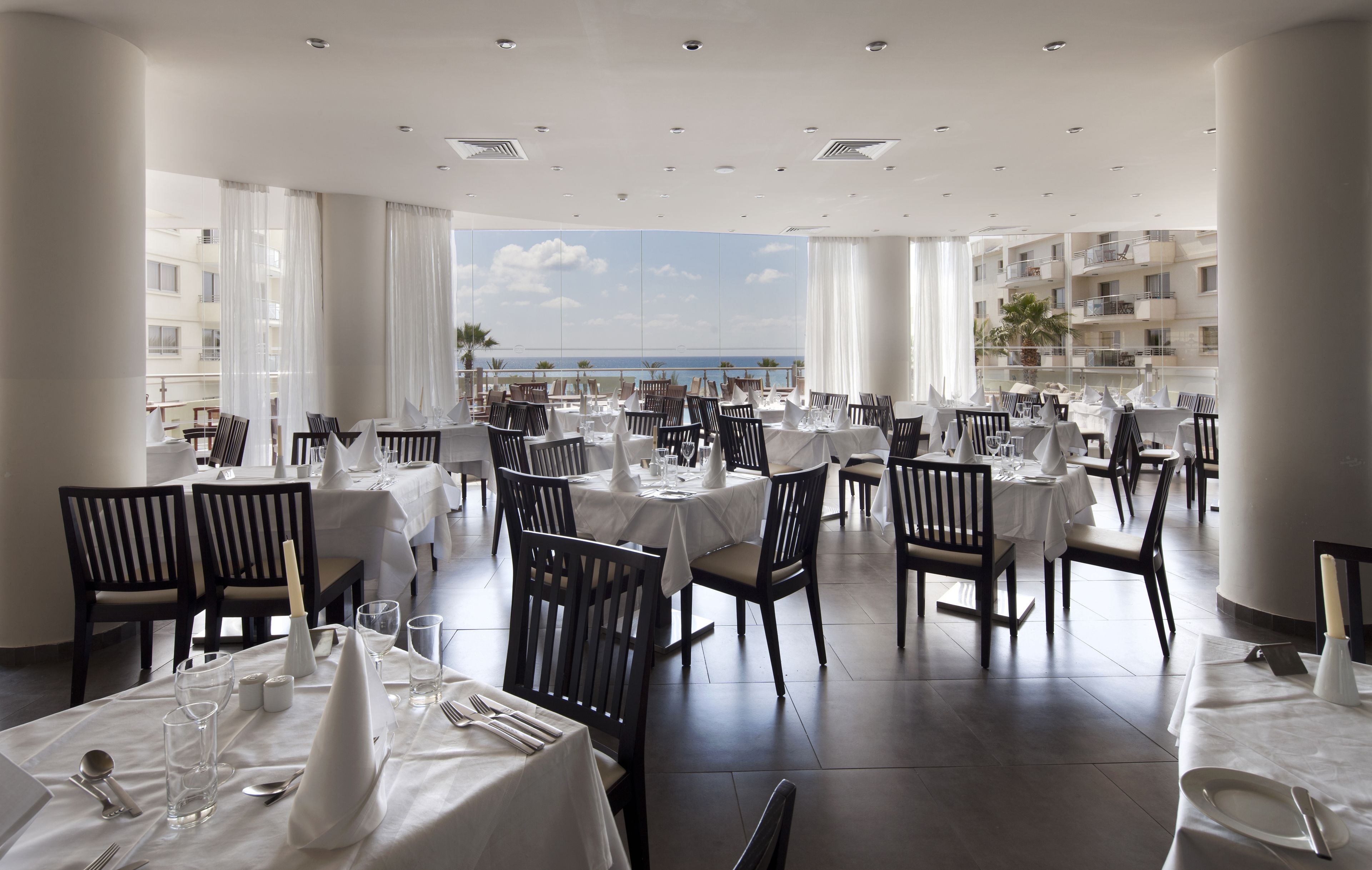 Breakfast, lunch, dinner served; sea views 