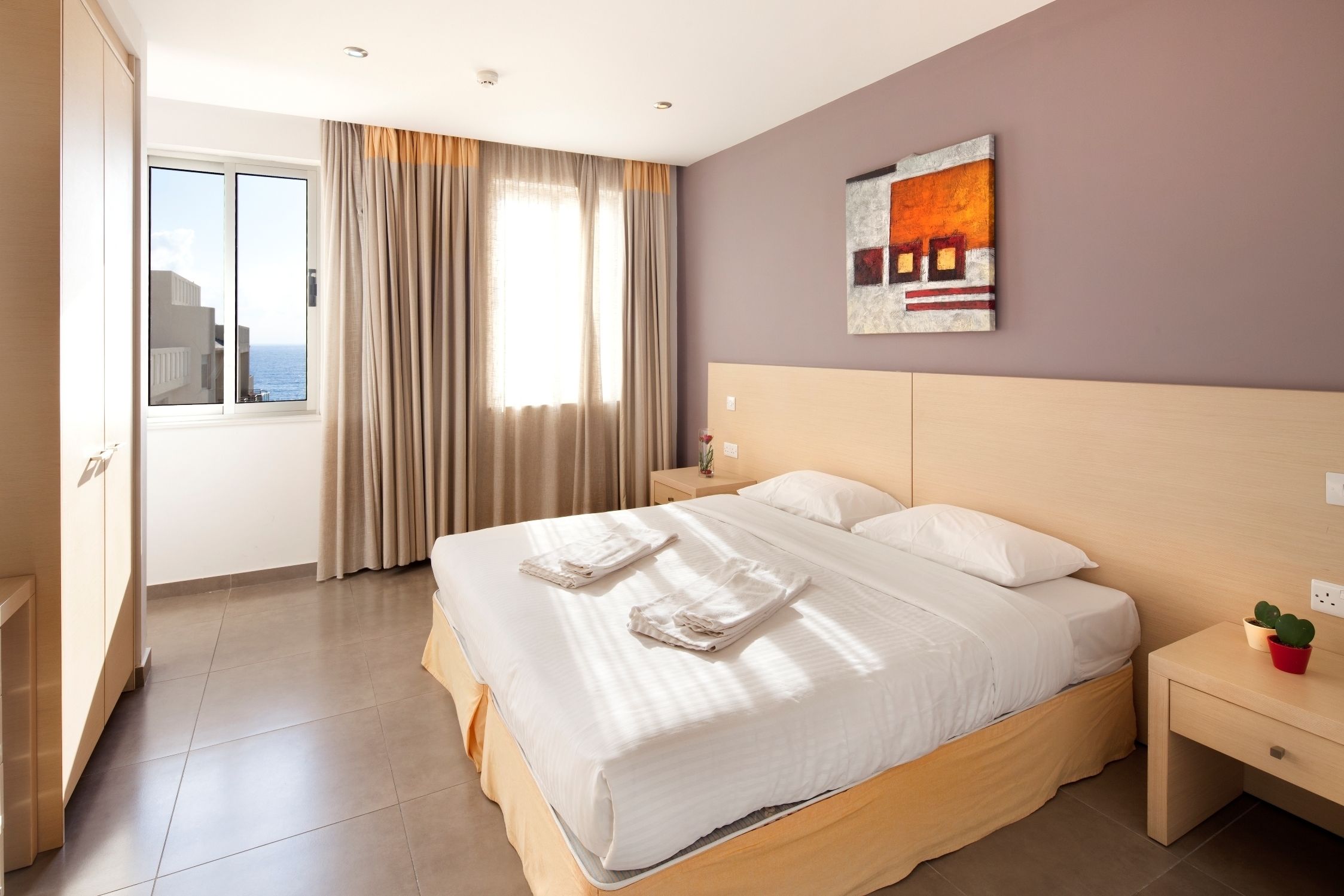 Tallelokero huoneessa, pimennysverhot, silitysrauta/-lauta