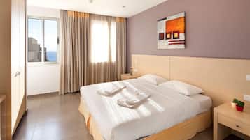 Tallelokero huoneessa, pimennysverhot, silitysrauta/-lauta