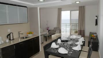 Sviitti, 3 makuuhuonetta, parveke, merinäköala | Yksityinen keittiö | Jääkaappi, vedenkeitin