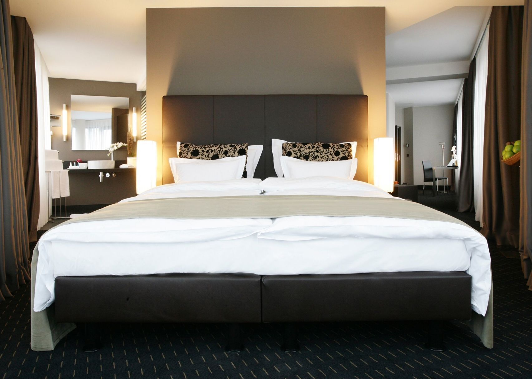 Sengetøy av topp kvalitet, dundyner, senger med overmadrass og minibar