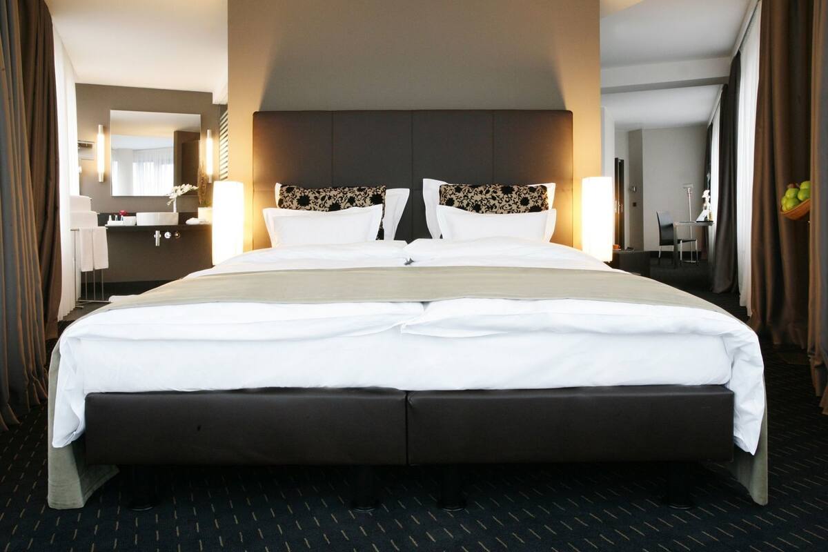 Sengetøy av topp kvalitet, dundyner, senger med overmadrass og minibar