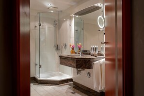 Habitación cuádruple familiar | Baño | Artículos de higiene personal ecológicos, secador de pelo y albornoces
