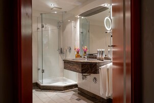 Family Quadruple Room | Bathroom | Eco-friendly toiletries, hair dryer, bathrobes, slippers
